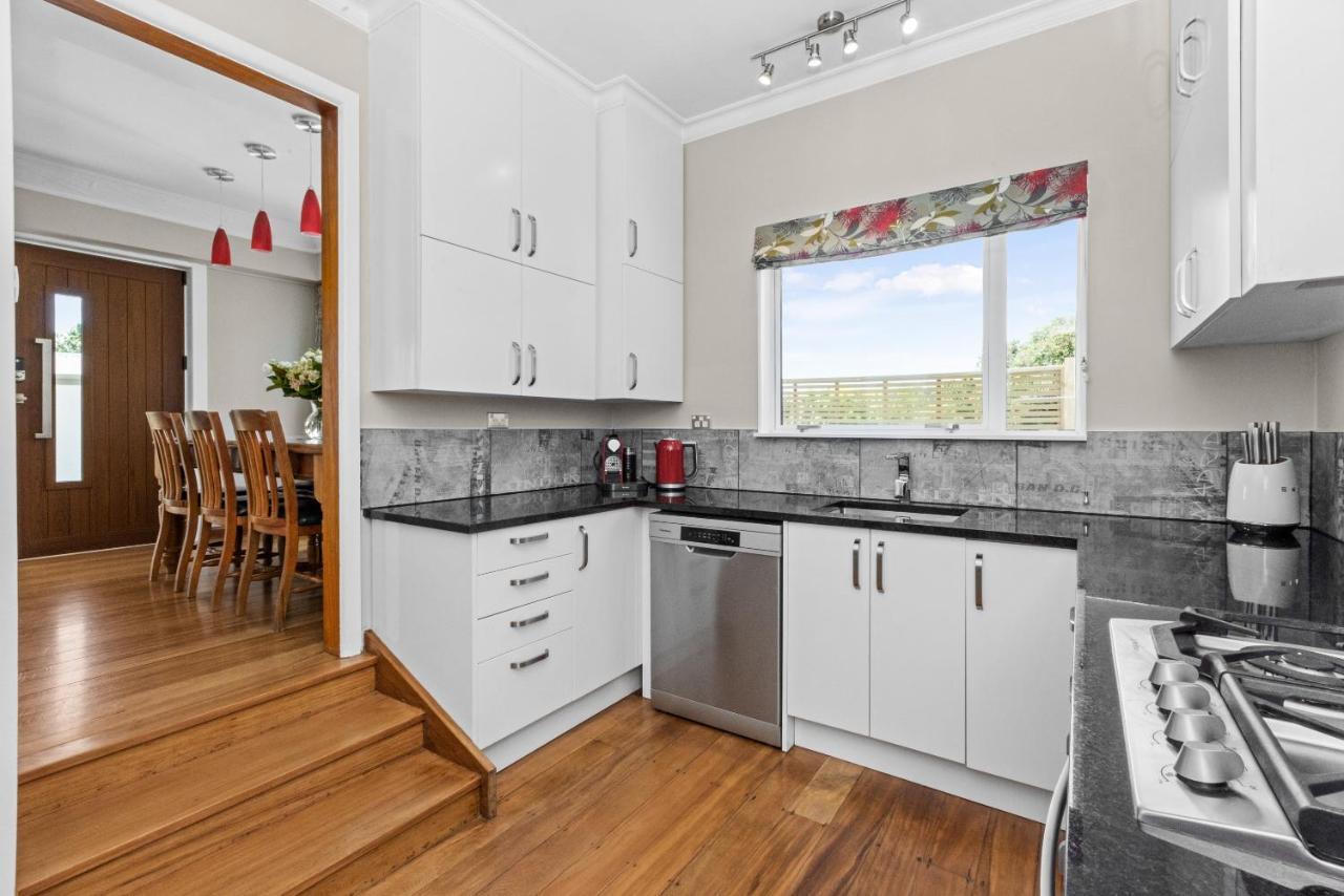 Live Large In The Village Havelock North Exteriör bild