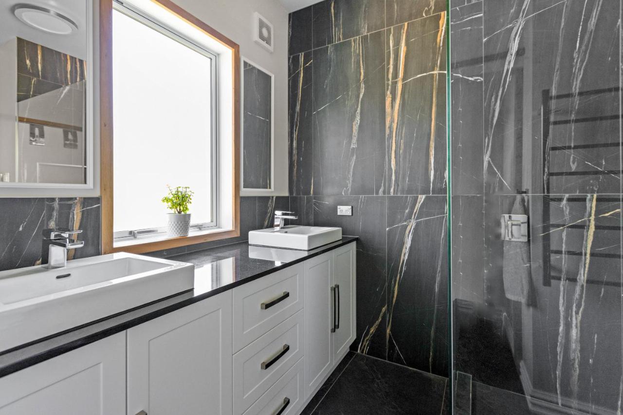 Live Large In The Village Havelock North Exteriör bild